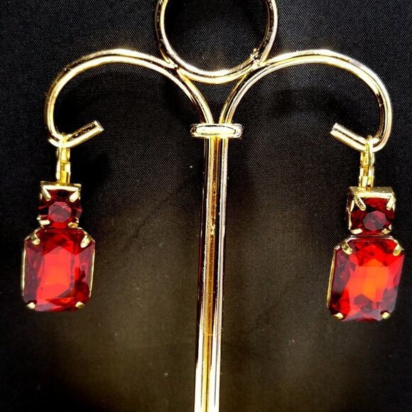 Vintage Red Rhinestone Lever Back Earrings, Gold Tone, 1990s, 1 3/8 Inches - Picture 7 of 9
